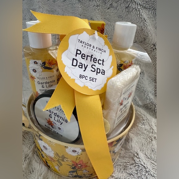 Taylor & finch Australia Gardenia & lily luxury 8 piece set - New& Sealed- - Picture 9 of 10